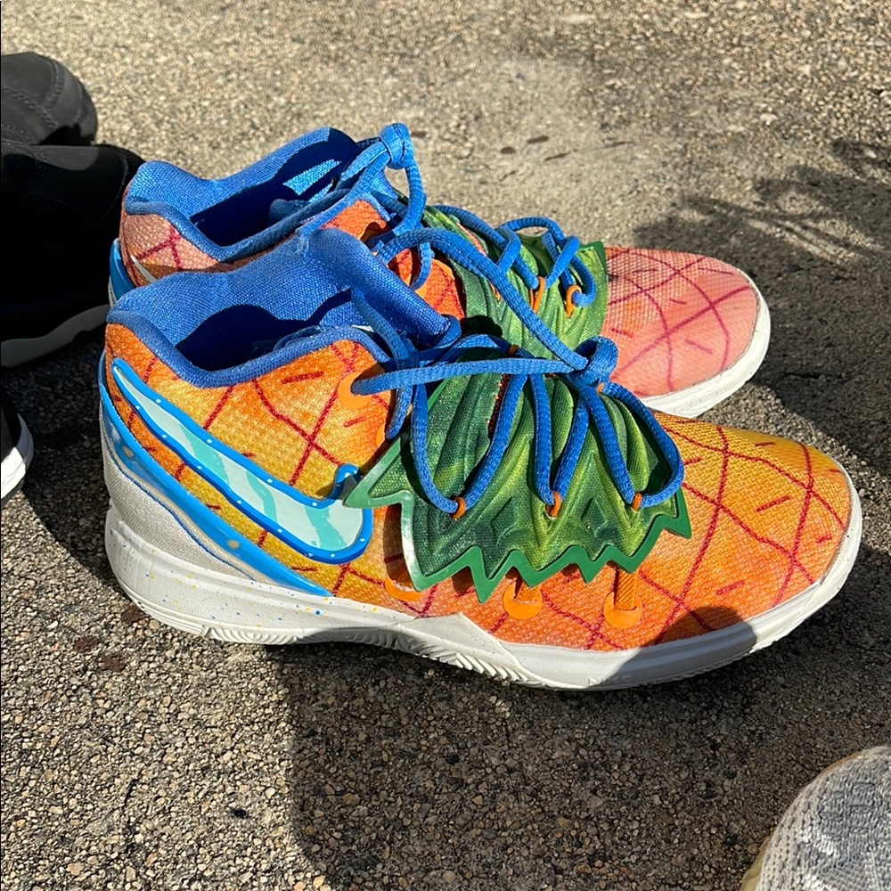 Nike Kyrie 5 SpongeBob SquarePants Pineapple House Shoes Youth Sz 1 CN4501-800